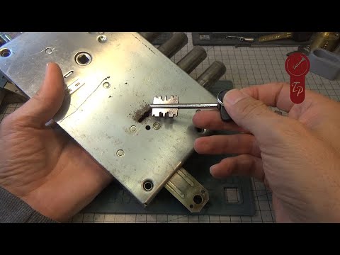 1046 CERRADURA DE GORJAS CISA 3+3 DE SANTIAGO Y ANTONIO, GANZUADA Y DESMONTADA sub eng